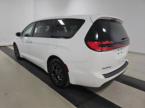 Used 2022 Chrysler Pacifica Touring-L w/ S Appearance Package FWD image 7