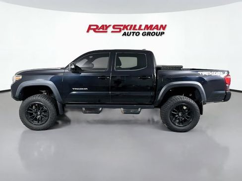 Used 2018 Toyota Tacoma TRD Off-Road AWD/4WD image 4