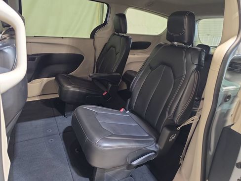 Used 2023 Chrysler Pacifica Touring-L FWD image 23