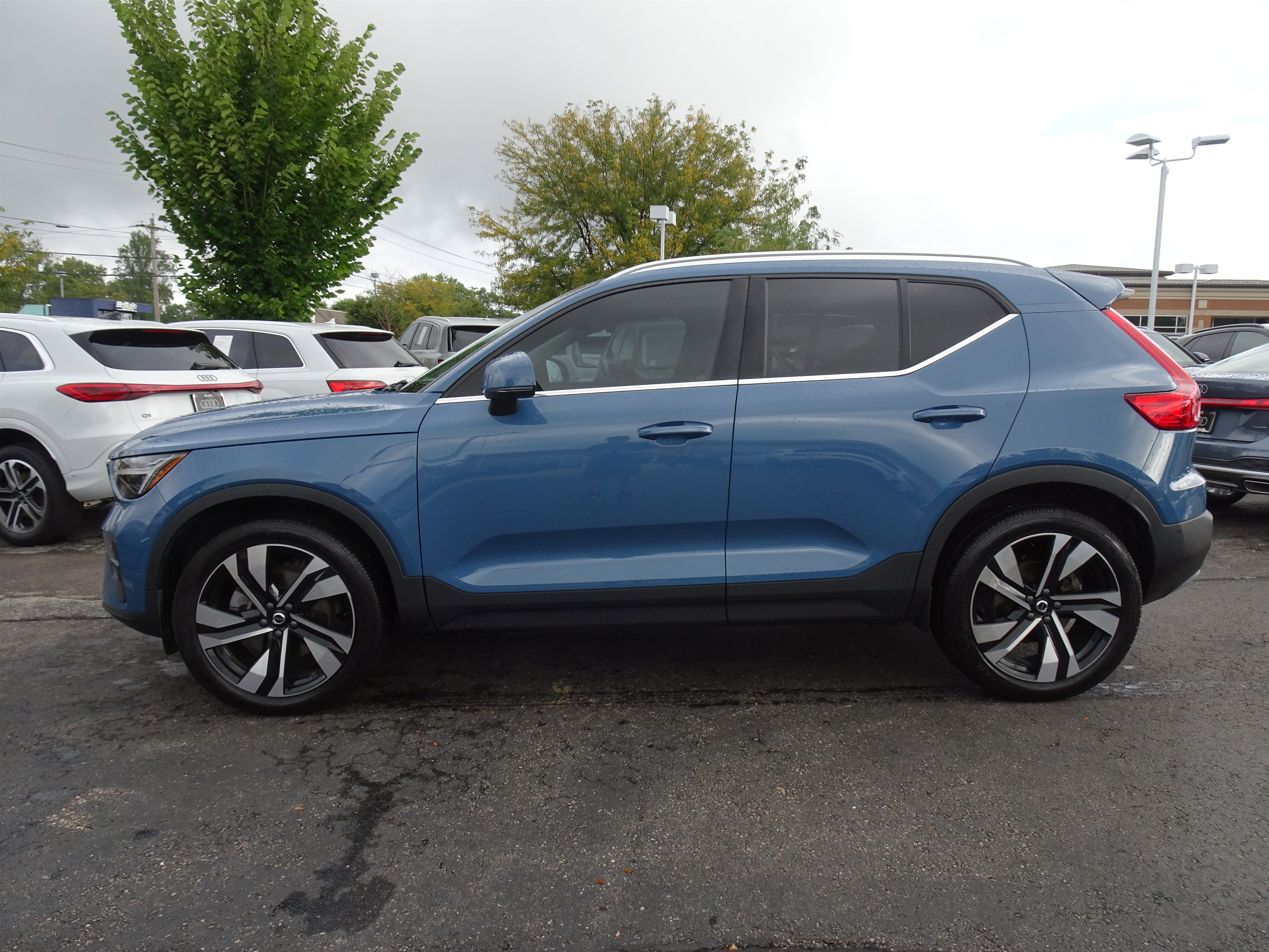 Used 2024 Volvo XC40 B5 Ultimate w/ Climate Package AWD/4WD image 2