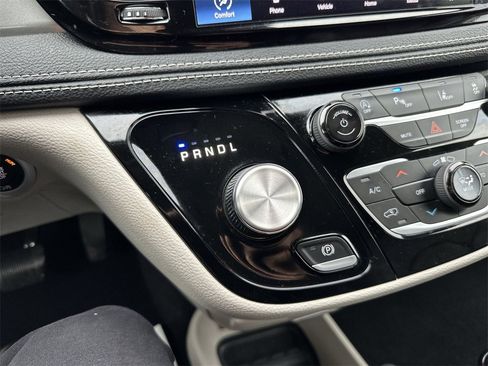 Used 2023 Chrysler Pacifica Touring-L image 19