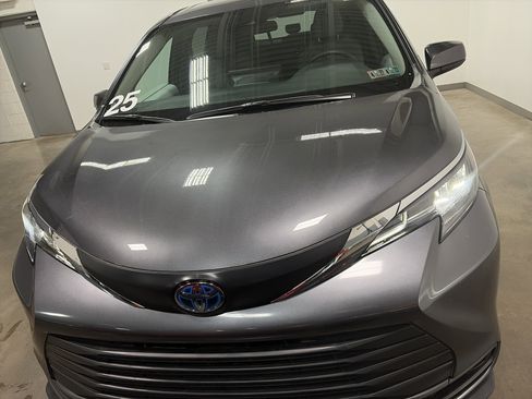 Used 2025 Toyota Sienna LE image 8