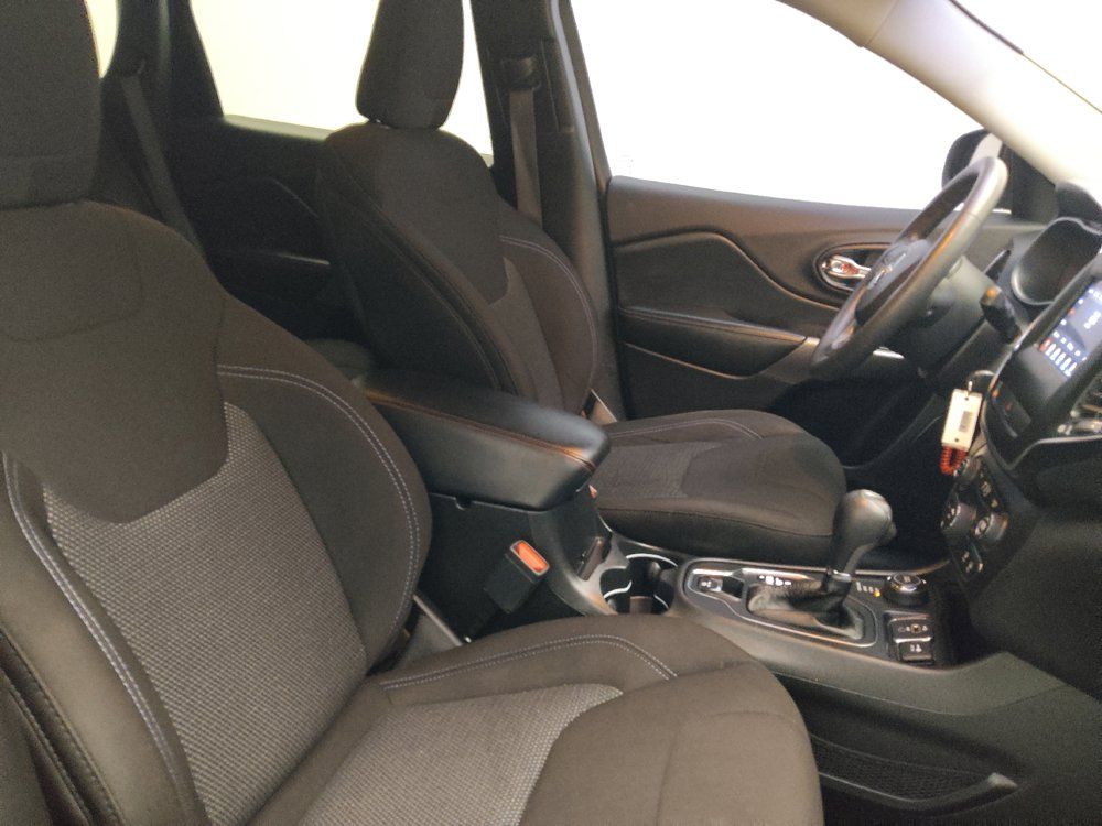 Used 2019 Jeep Cherokee Latitude w/ Popular Appearance Group AWD/4WD image 21