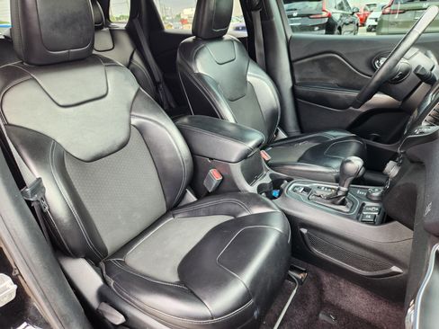 Used 2019 Jeep Cherokee Latitude Plus w/ Cold Weather Group AWD/4WD image 14