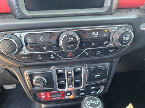 Used 2018 Jeep Wrangler Unlimited Rubicon w/ Dual Top Group AWD/4WD image 17