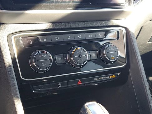 Used 2022 Volkswagen Atlas SE image 32