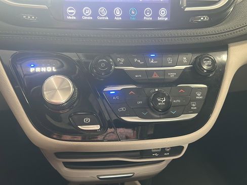 Used 2018 Chrysler Pacifica Limited w/ Tire & Wheel Group FWD image 23