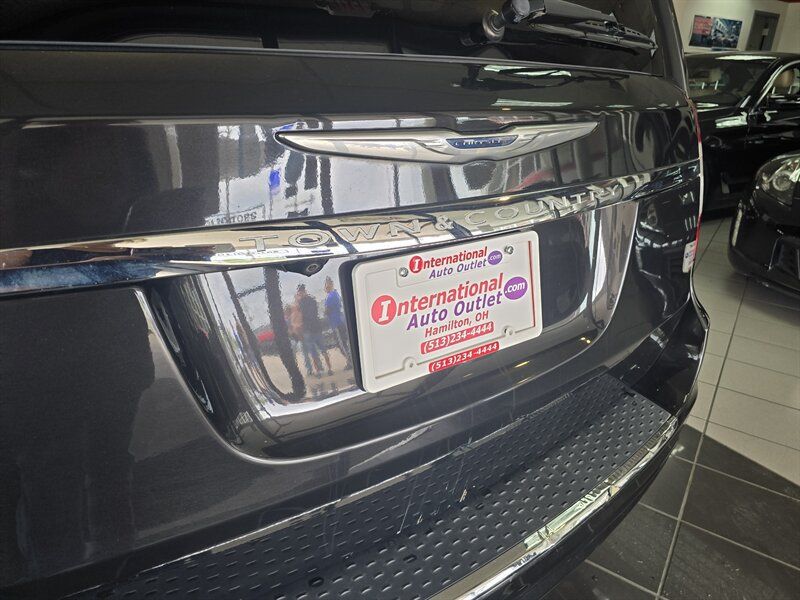 Used 2015 Chrysler Town & Country Touring w/ Driver Convenience Group FWD image 34