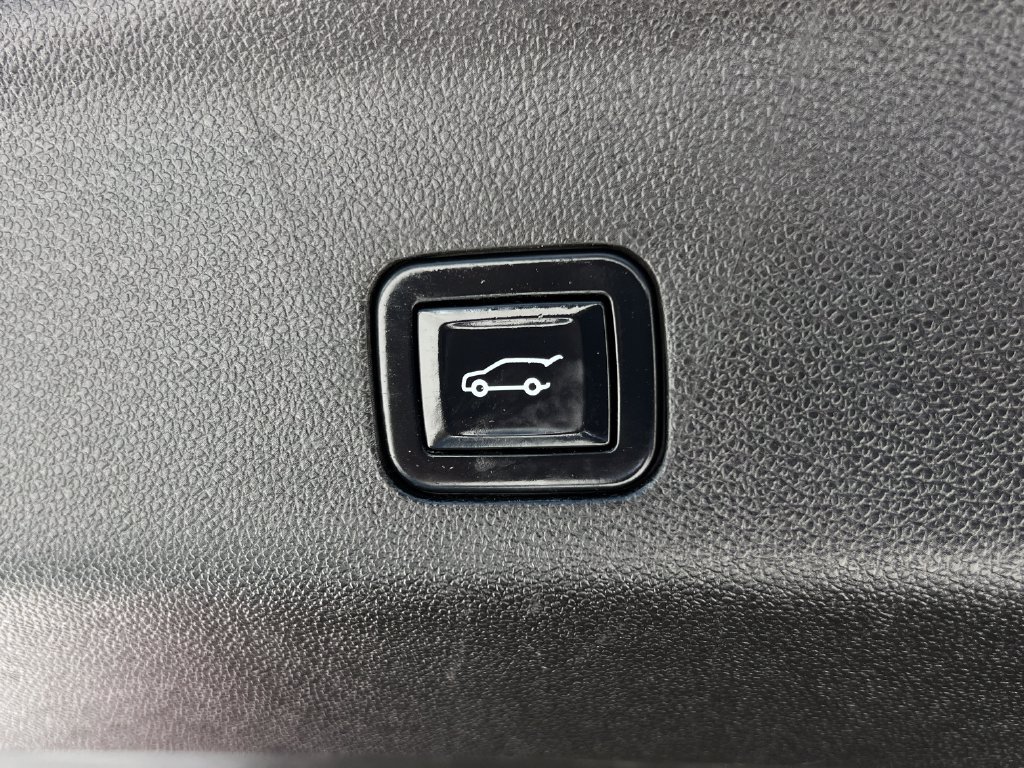Used 2022 Cadillac Escalade ESV Premium Luxury RWD image 22
