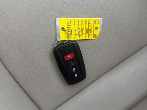 Used 2021 Toyota Highlander XLE AWD/4WD image 32