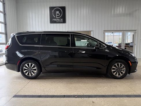 Used 2023 Chrysler Pacifica Touring-L FWD image 5
