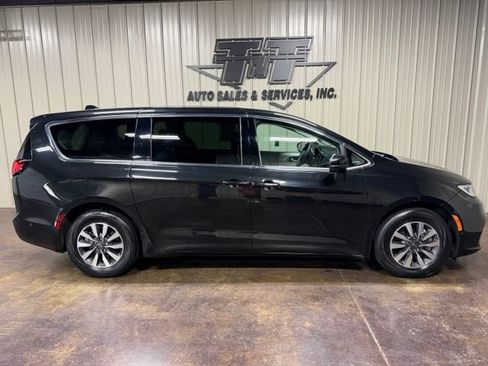 Used 2023 Chrysler Pacifica Touring-L FWD image 7