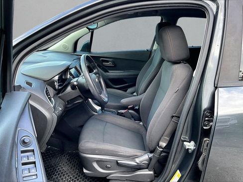 Used 2020 Chevrolet Trax LS FWD image 26