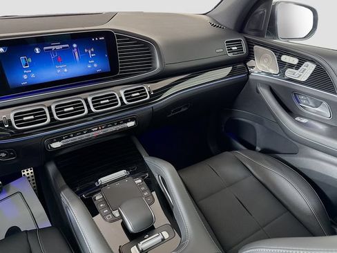 Used 2025 Mercedes-Benz GLS 580 4MATIC image 25