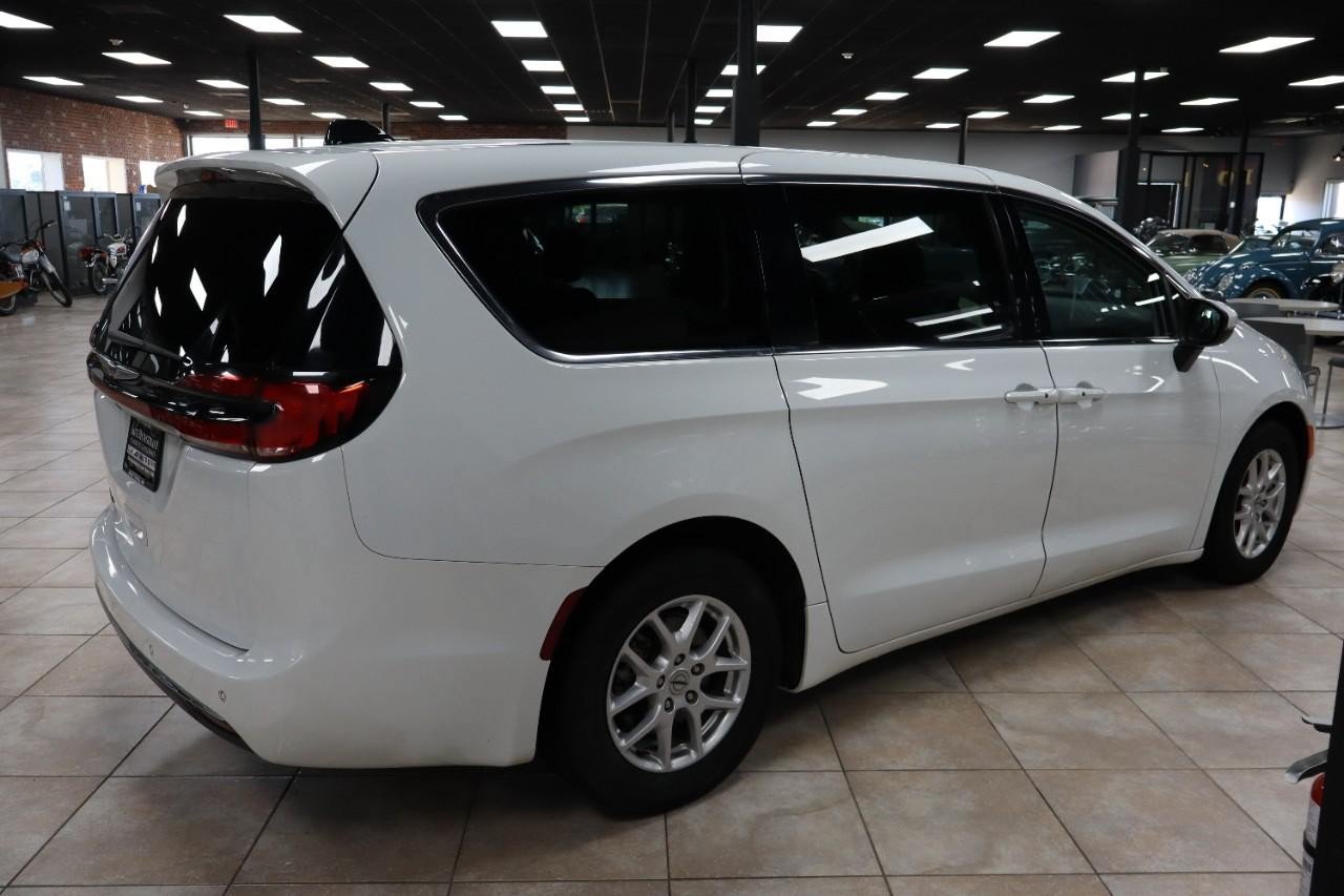 Used 2023 Chrysler Pacifica Touring-L FWD image 5