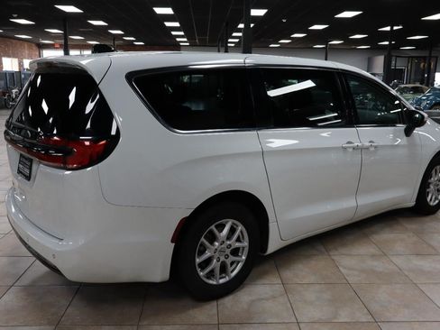 Used 2023 Chrysler Pacifica Touring-L FWD image 5
