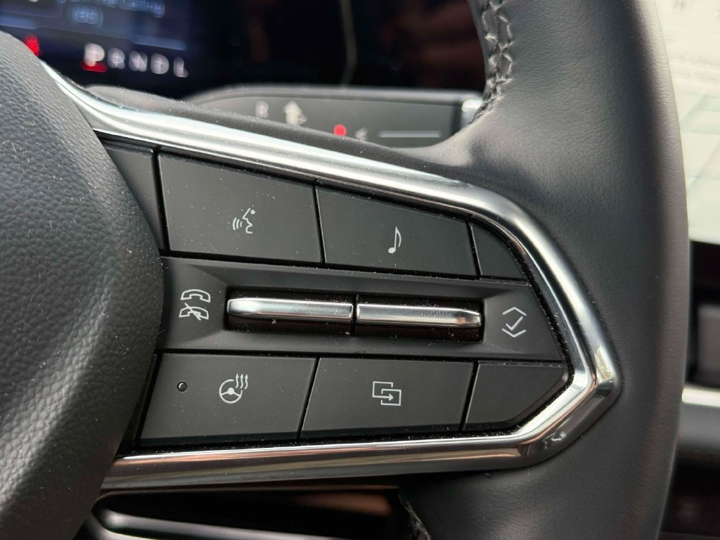 Used 2025 Chevrolet Equinox LT w/ Safety and Technology Package FWD image 21
