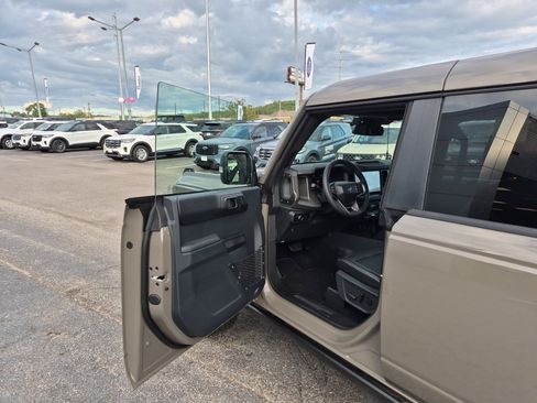 New 2025 Ford Bronco Badlands image 9