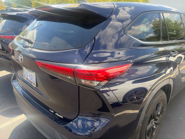 Used 2022 Toyota Highlander LE AWD/4WD image 16