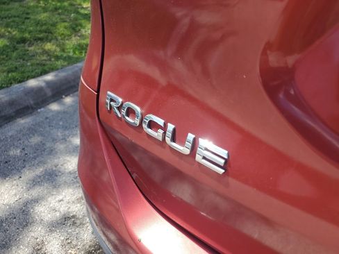 Used 2015 Nissan Rogue S w/ S Family Package FWD image 10