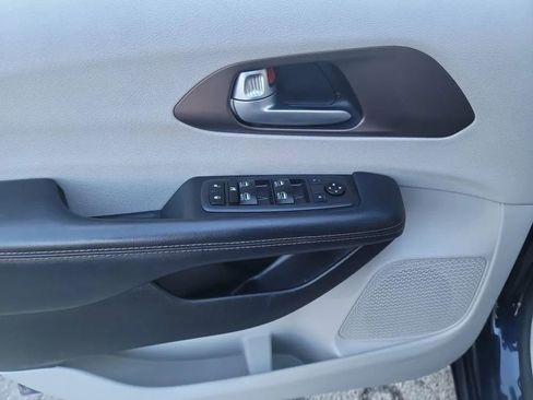 Used 2017 Chrysler Pacifica Touring-L Plus FWD image 11