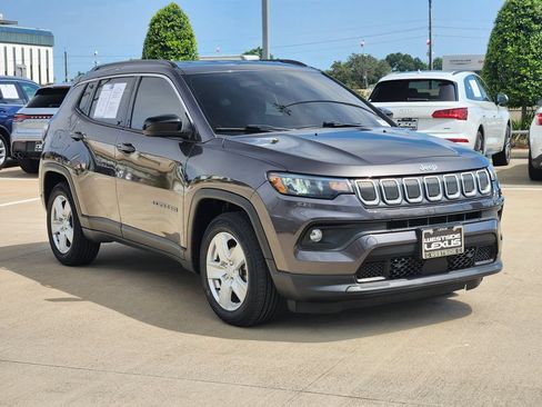 Used 2022 Jeep Compass Latitude FWD image 3