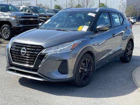 Used 2023 Nissan Kicks SV image 3