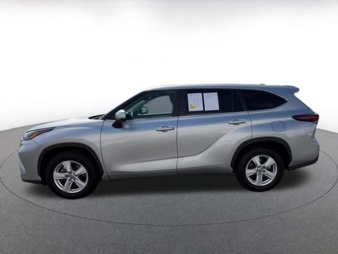 Used 2025 Toyota Highlander LE FWD image 7