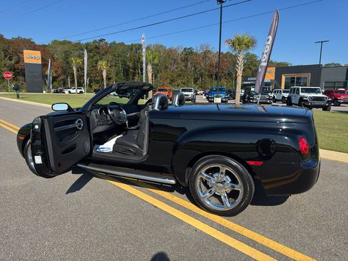 Used 2004 Chevrolet SSR w/ Preferred Equipment Group image 18