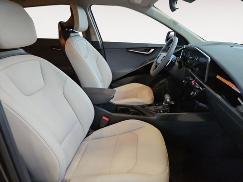 Used 2025 Kia Niro EX image 15