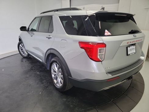 Used 2021 Ford Explorer XLT w/ Equipment Group 202A AWD/4WD image 9
