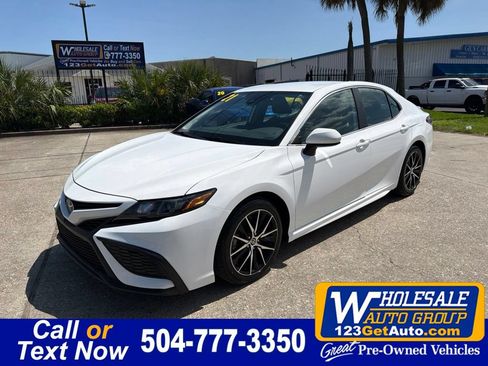 Used 2021 Toyota Camry SE FWD image 1