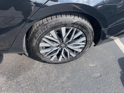 Used 2024 Nissan Altima 2.5 SV FWD image 13