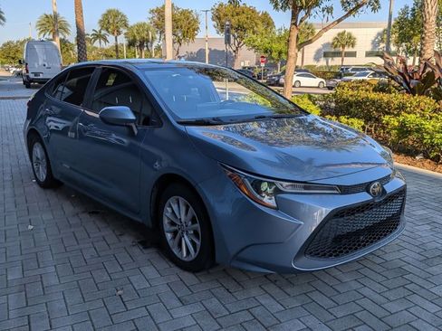 Used 2021 Toyota Corolla LE w/ LE Convenience Package image 3