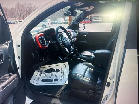 Used 2019 Toyota Tacoma TRD Sport image 6