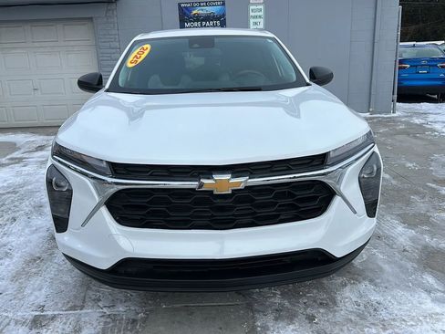 Used 2025 Chevrolet Trax LS image 2