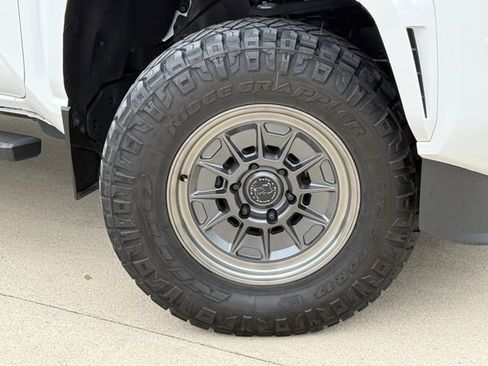 Used 2024 Toyota Tacoma SR5 AWD/4WD image 2