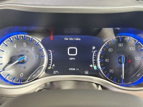 Used 2023 Chrysler Pacifica Touring-L image 12