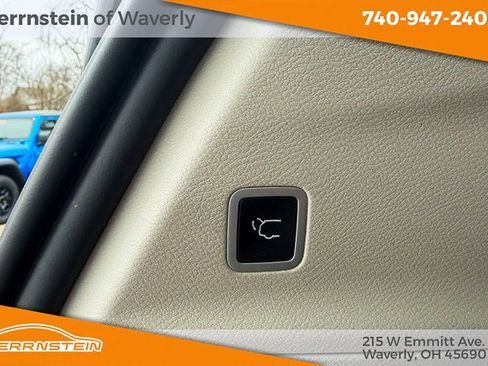 Used 2022 Chrysler Pacifica Touring-L image 18