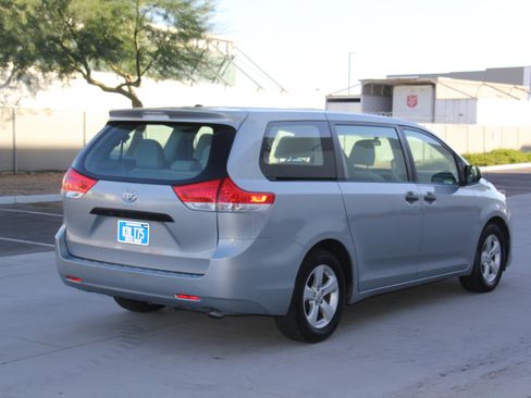 Used 2014 Toyota Sienna L image 5