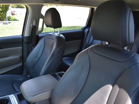 Used 2025 Kia Carnival FWD image 9