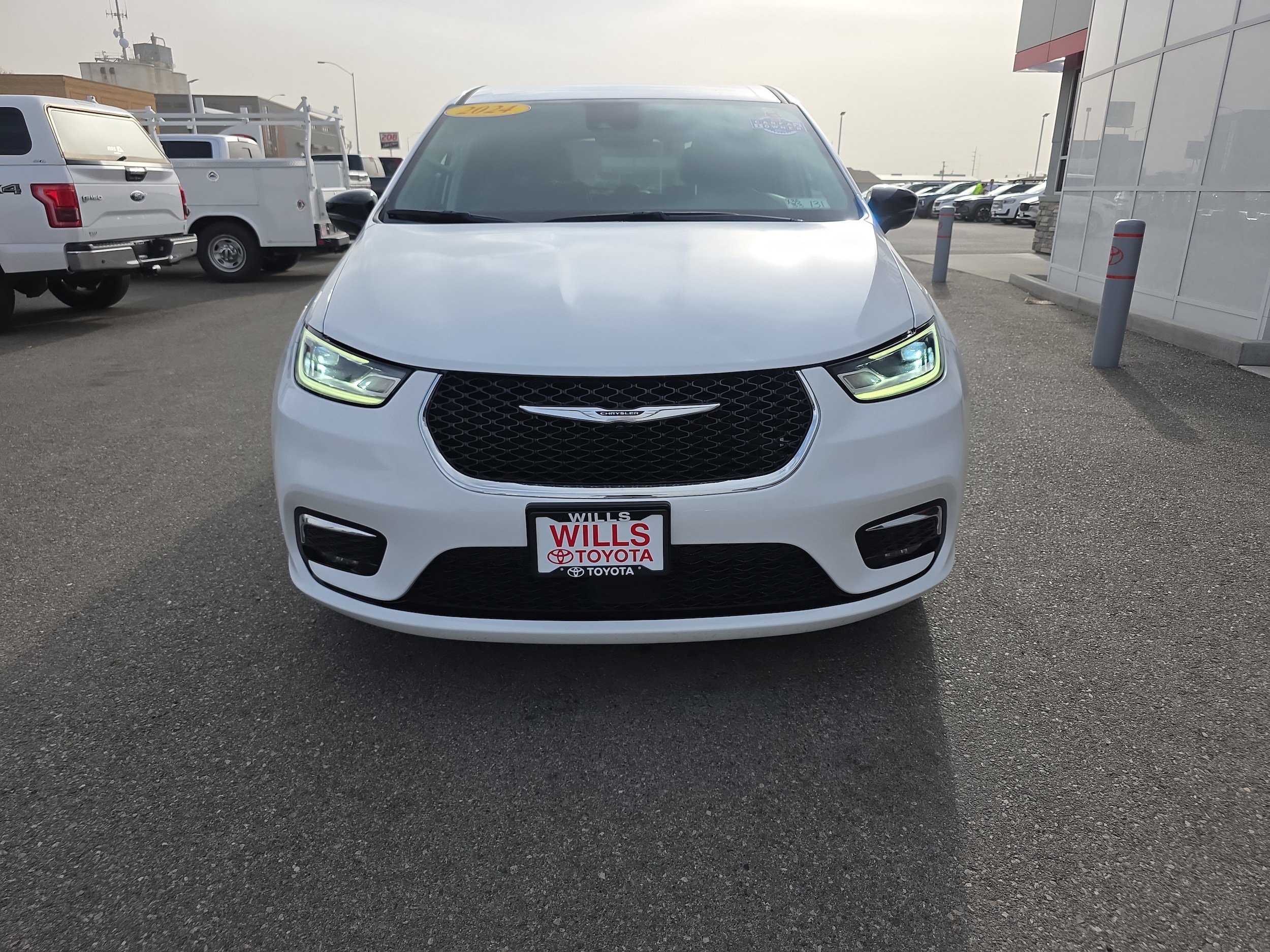 Used 2024 Chrysler Pacifica Touring-L FWD image 5