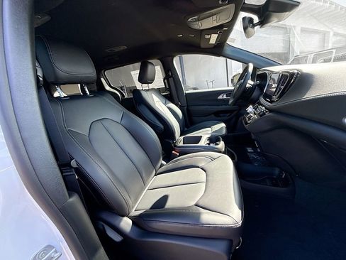 New 2026 Chrysler Pacifica Select image 32