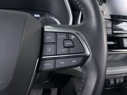 Used 2020 Toyota Highlander XLE image 28