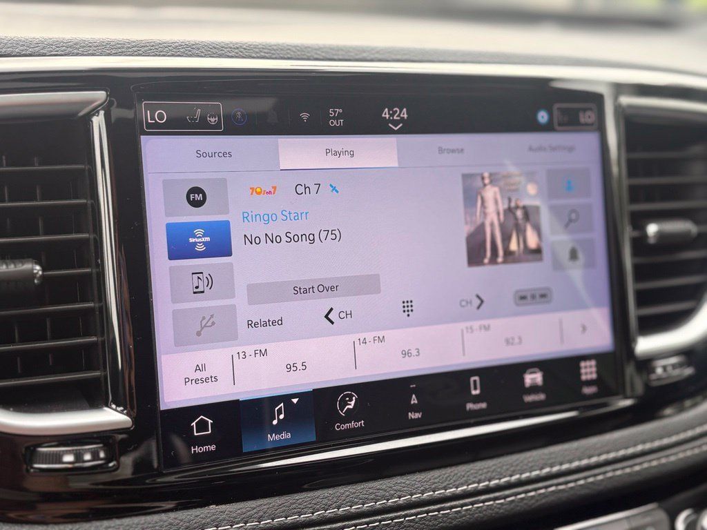 Used 2025 Chrysler Pacifica Limited FWD image 54