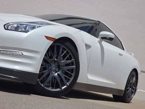 Used 2016 Nissan GT-R Premium AWD/4WD image 8
