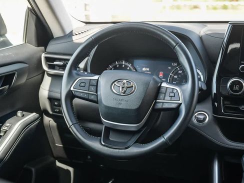 Used 2023 Toyota Highlander LE FWD image 12