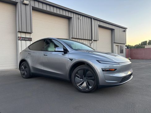 Used 2026 Tesla Model Y 2WD image 2