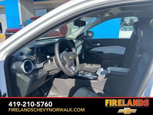 New 2025 Chevrolet Trax LT w/ Sunroof Package image 15