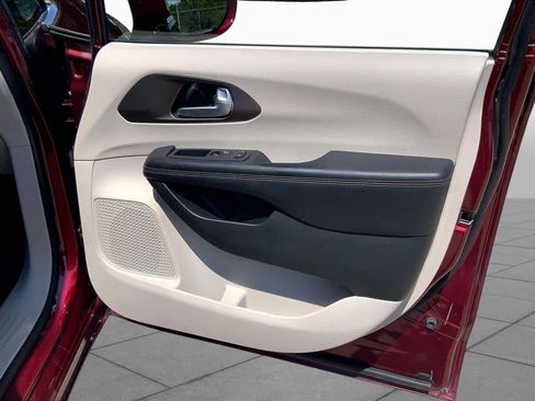 Used 2018 Chrysler Pacifica Touring Plus w/ Tire & Wheel Group FWD image 23